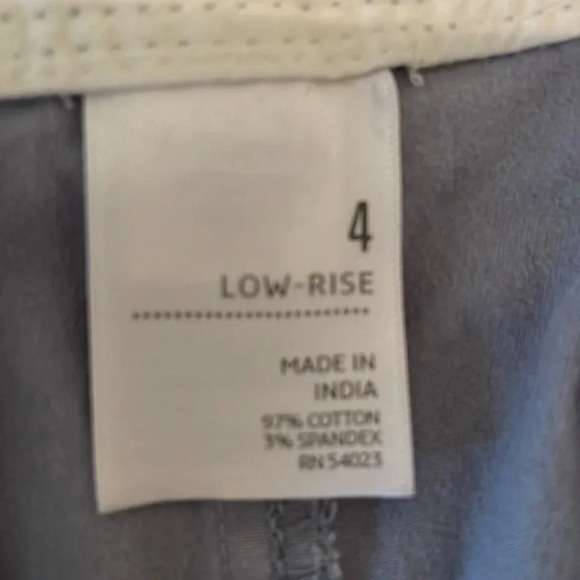 Old Navy Perfect 3.5” Shorts Gray Pockets Cotton Spandex Sexy EUC Split Side Hem - Picture 6 of 6